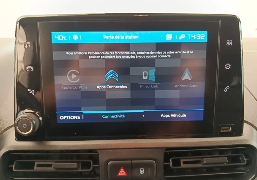 Écran tactile central du tableau de bord du Citroën Berlingo blanc, affichant les options Apple CarPlay et Android Auto.