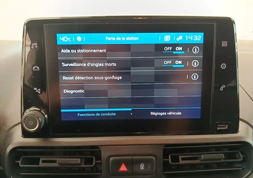 Écran tactile central du tableau de bord du Citroën Berlingo 2021 affichant les réglages d'aide à la conduite.
