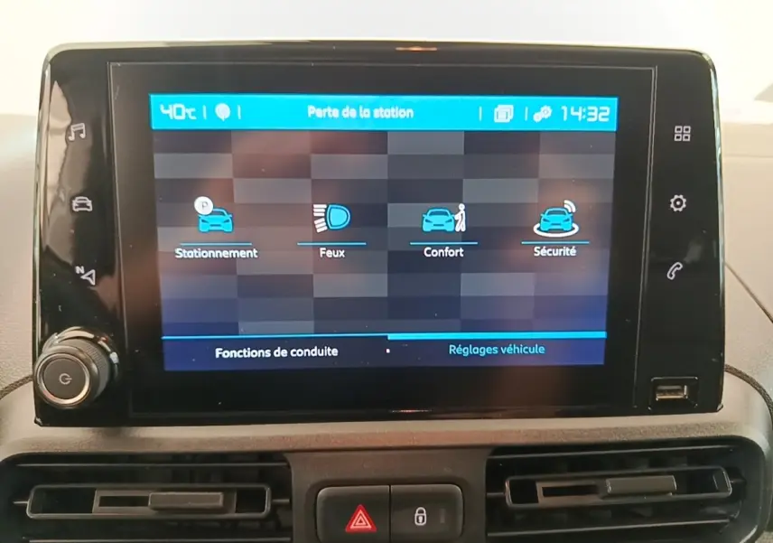 Écran tactile central du tableau de bord du Citroën Berlingo blanc, affichant les réglages de conduite.