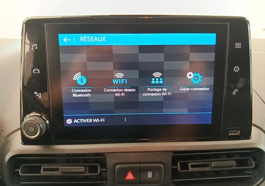 Écran tactile central affichant les options réseau du système multimédia du Citroën Berlingo blanc, vue intérieure.