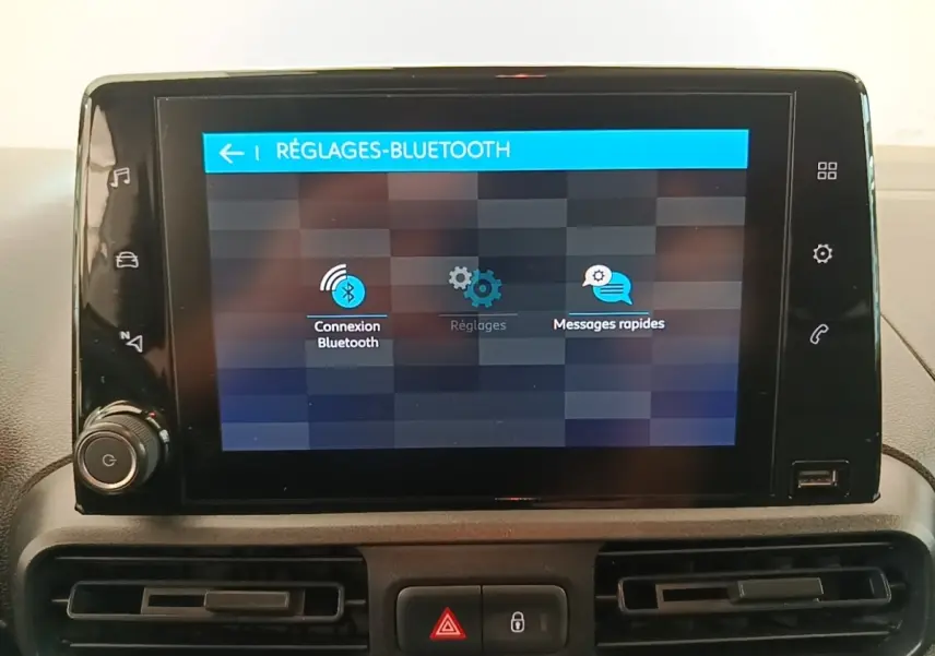 Écran tactile central affichant les réglages Bluetooth dans l’habitacle du Citroën Berlingo 2021.