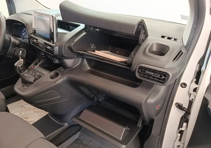 Vue intérieure côté passager du Citroën Berlingo blanc 2021, avec tableau de bord et rangements ouverts.