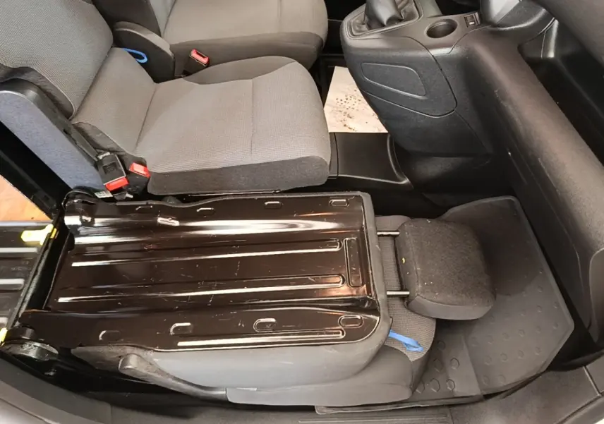 Vue intérieure côté passager du Citroën Berlingo 2021, siège avant droit replié montrant la structure métallique.