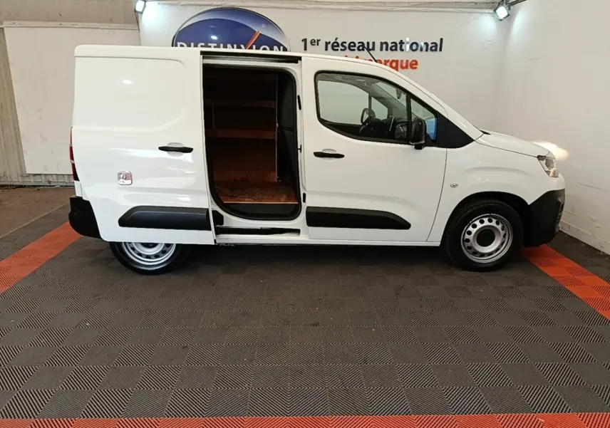 Vue latérale droite d’un Citroën Berlingo blanc 2021 avec porte coulissante ouverte montrant l’intérieur utilitaire.