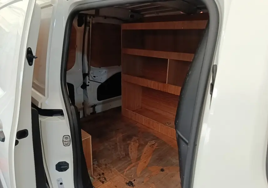 Vue intérieure côté droit du Citroën Berlingo blanc 2021, montrant l’espace de chargement avec étagères en bois.