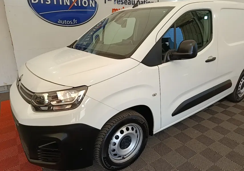 Vue 3/4 avant droit d’un utilitaire Citroën Berlingo blanc avec pare-chocs noir et jantes acier simples.