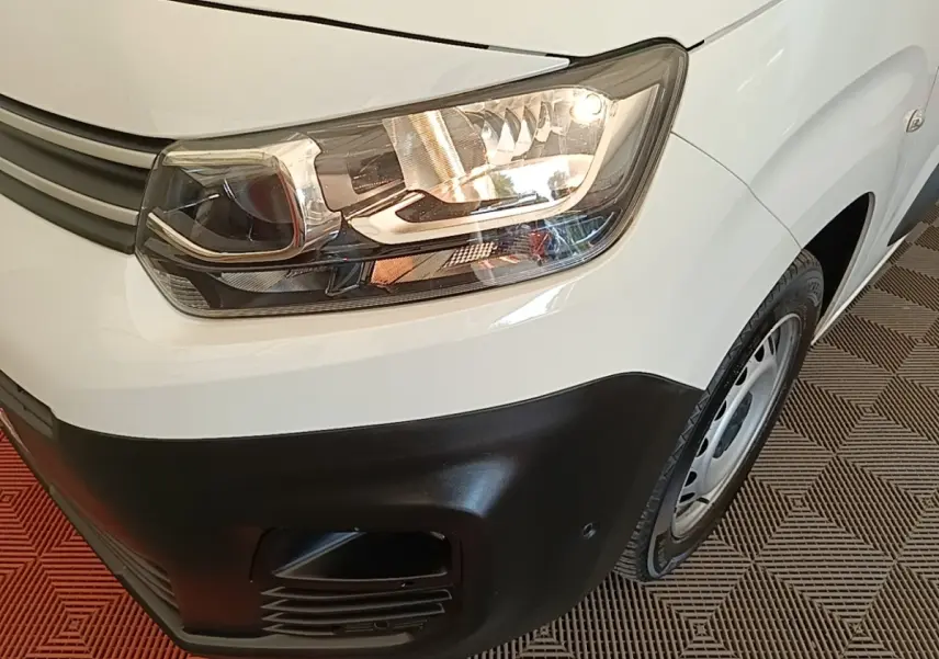 Gros plan sur l'avant droit blanc du Citroën Berlingo 2021 avec phare allumé et pare-chocs noir mat.