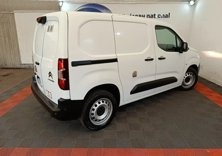 Vue 3/4 arrière droite d’un utilitaire Citroën Berlingo blanc avec portes latérales pleines et jantes acier.