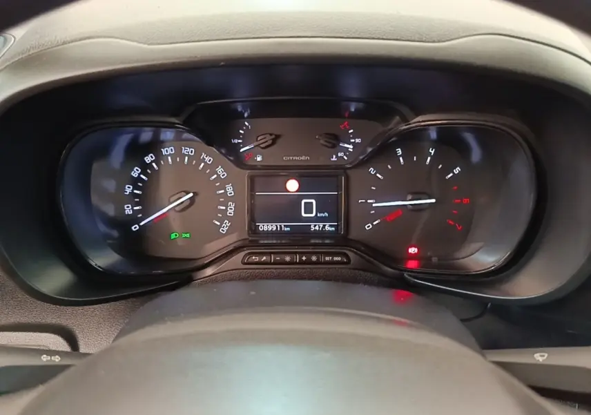 Vue rapprochée du tableau de bord du Citroën Berlingo 2021 avec compteur digital et indicateurs analogiques noirs.
