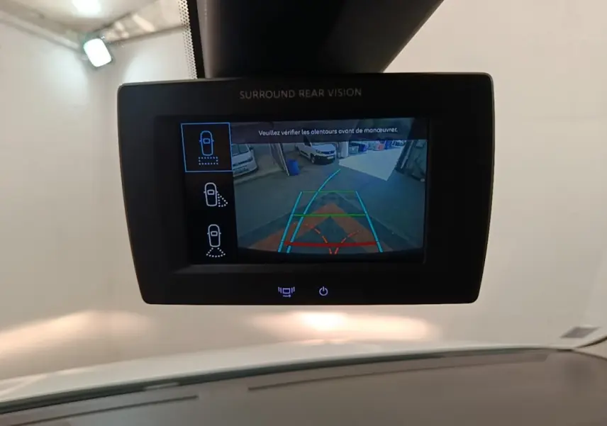Écran tactile intérieur montrant la caméra de recul du Citroën Berlingo blanc en stationnement.
