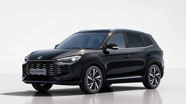 Vue 3/4 avant du MG ZS 1.5 Hybrid+ 197 Luxury en Pebble Black avec toit ouvrant et jantes bi-ton.
