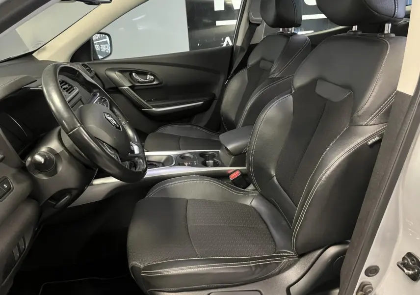 Intérieur avant du Renault Kadjar 2017, sièges noir titane en similicuir et tissu, volant cuir Nappa visible côté conducteur.