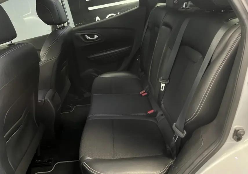 Vue intérieure côté droit des sièges arrière noirs en similicuir et tissu du Renault Kadjar gris de 2017.
