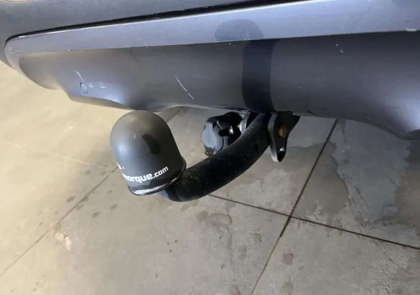 Gros plan sur l'attelage fixe arrière noir du Renault Kadjar gris, visible sous le pare-chocs arrière.