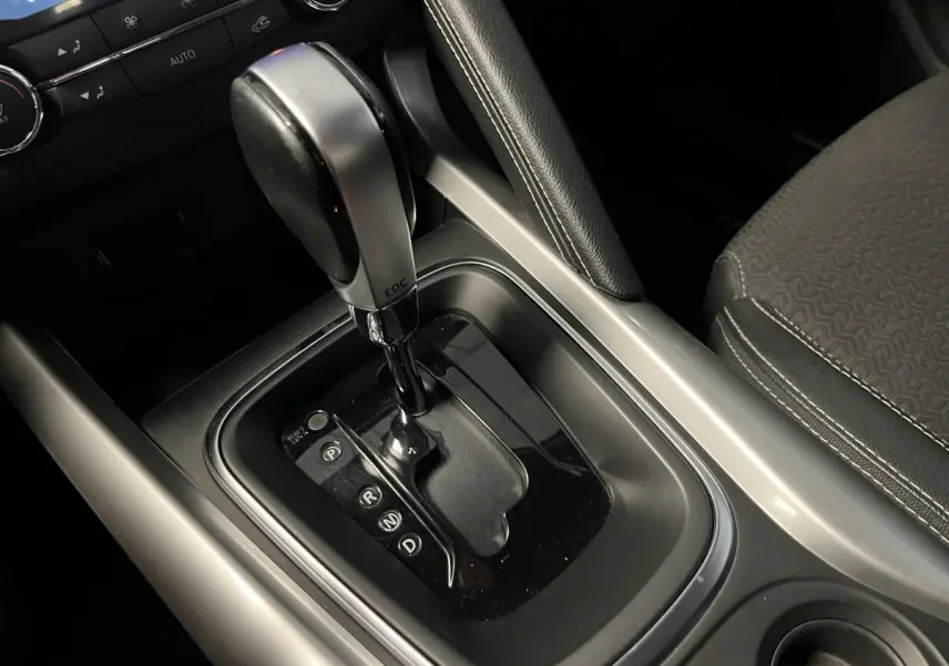 Levier de vitesses automatique EDC en gros plan dans l'habitacle gris et noir du Renault Kadjar 2017 Intens.