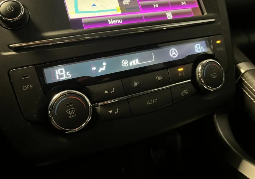 Détail de la console centrale du Renault Kadjar gris 2017, montrant la climatisation automatique bi-zone et l'écran tactile.