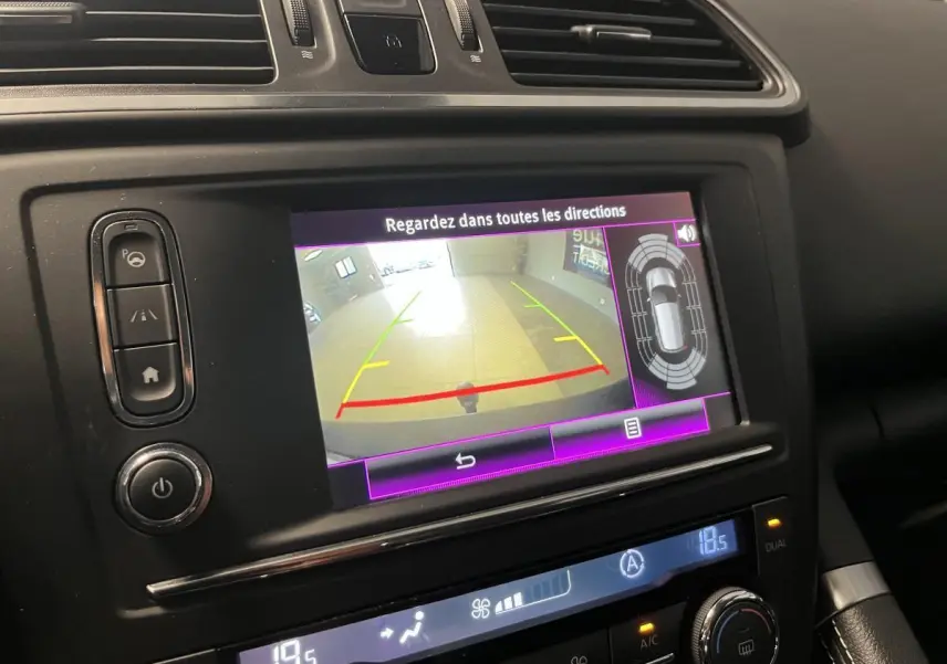 Écran central du Renault Kadjar gris montrant la caméra de recul et les capteurs de stationnement en intérieur.