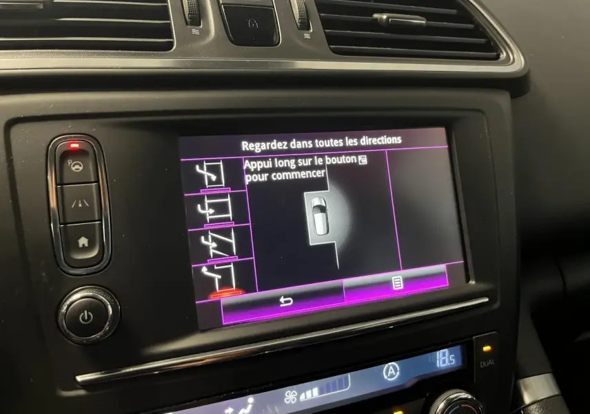 Affichage central du tableau de bord du Renault Kadjar 2017 avec écran tactile montrant l'assistance au stationnement.