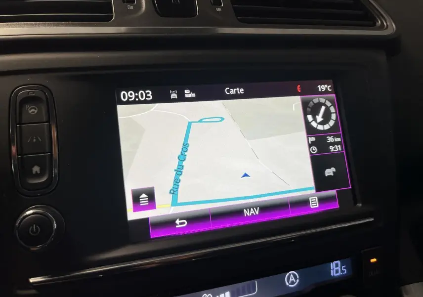 Écran tactile central du Renault Kadjar 2017 montrant la navigation avec carte et commandes autour en intérieur noir.