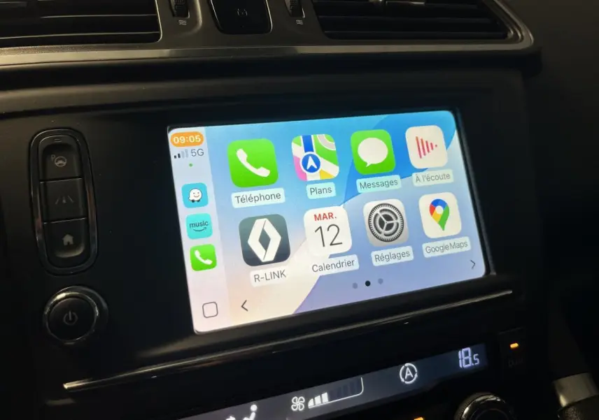 Écran tactile central du Renault Kadjar gris 2017 affichant l'interface R-Link et commandes climatisation.