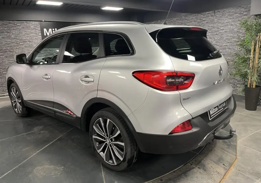 Renault Kadjar gris platine vu en 3/4 arrière droit avec attelage fixe et jantes alliage 19 pouces.