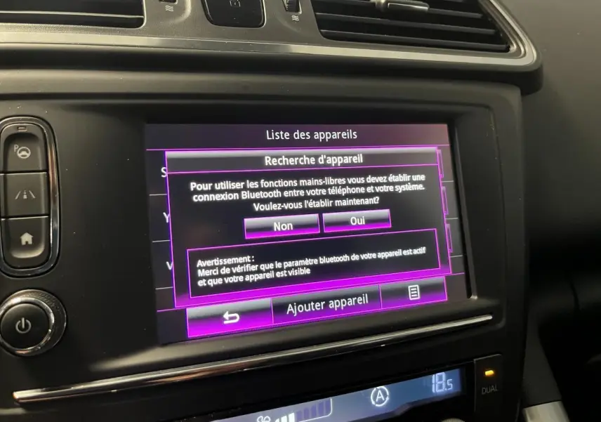 Écran tactile central du Renault Kadjar 2017 affichant le menu de connexion Bluetooth dans un intérieur noir.