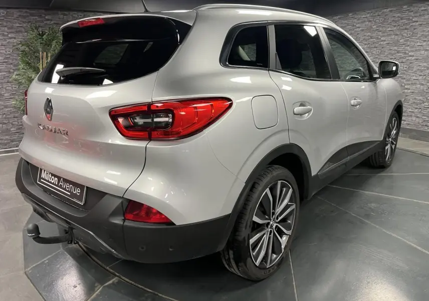 Vue 3/4 arrière droit d'un Renault Kadjar gris platine avec attelage fixe et jantes alliage 19 pouces.