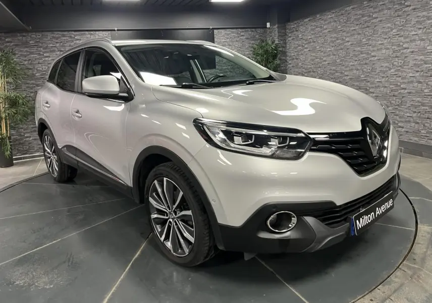 Renault Kadjar gris platine en 3/4 avant droit, avec jantes alliage 19 pouces et projecteurs Full LED Pure Vision.