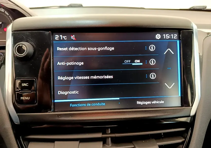 Écran tactile central affichant les réglages de conduite dans l'habitacle d'une Peugeot 208 blanche Puretech 82 Signature.
