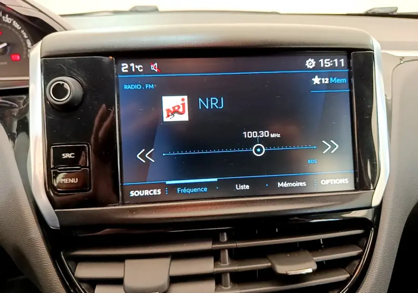 Écran tactile central de la Peugeot 208 Puretech 82 Signature affichant la radio NRJ à 100,3 MHz.