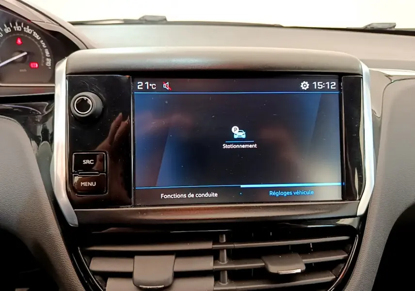 Écran tactile central affichant les réglages de stationnement dans l'habitacle d'une Peugeot 208 blanche Puretech 82 Signature.