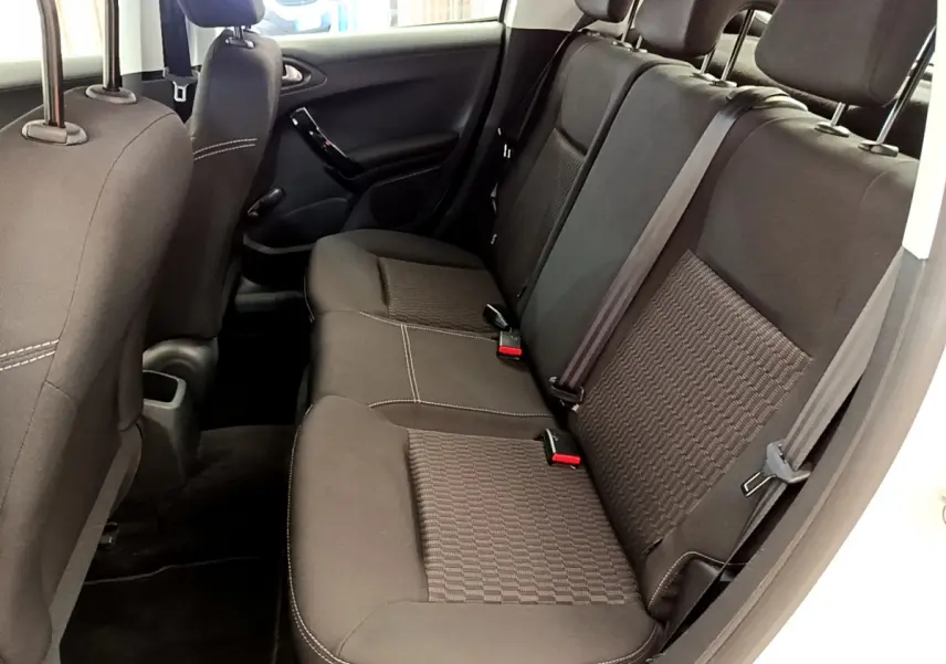 Vue intérieure côté droit sur la banquette arrière noire de la Peugeot 208 Puretech 82 Signature blanche de 2019.