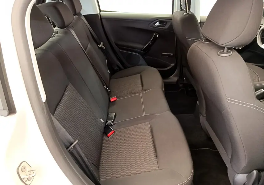 Vue intérieure côté gauche montrant la banquette arrière noire de la Peugeot 208 Puretech 82 Signature blanche de 2019.