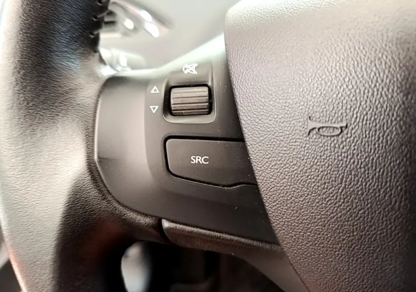 Gros plan sur les commandes gauche du volant cuir noir de la Peugeot 208 Puretech 82 Signature 2019.