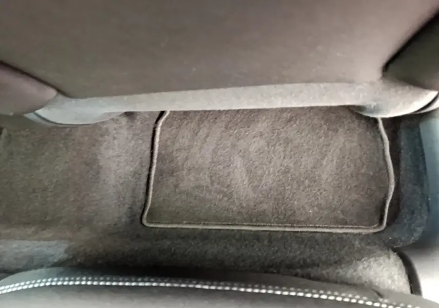 Vue rapprochée du tapis de sol côté passager arrière d'une Peugeot 208 blanche Puretech 82 Signature 2019.