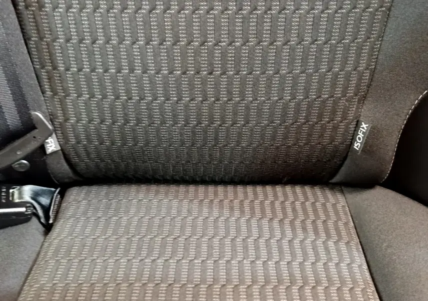 Gros plan sur la banquette arrière noire avec étiquette ISOFIX de la Peugeot 208 Puretech 82 Signature 2019