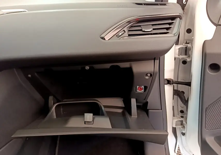 Intérieur côté passager de la Peugeot 208 blanche 2019, boîte à gants ouverte sous tableau de bord noir.