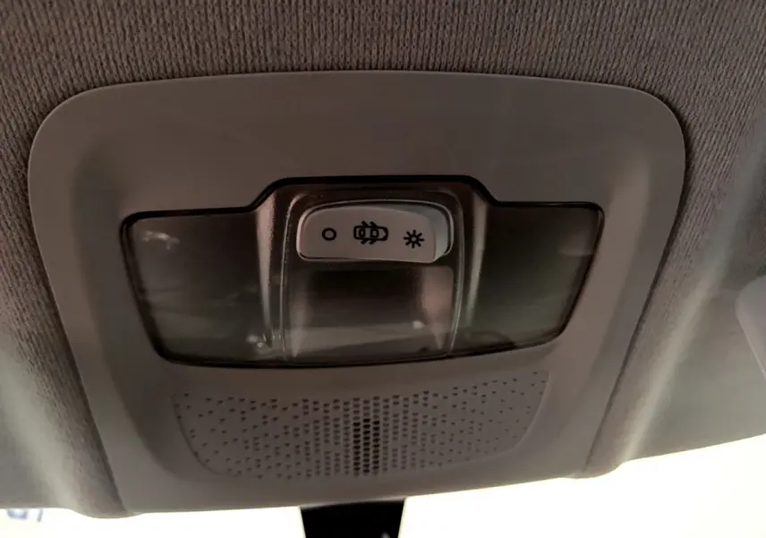 Gros plan sur le plafonnier intérieur gris avec interrupteur d'éclairage de la Peugeot 208 Puretech 82 Signature blanche de 2019.