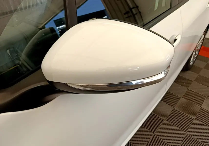 Rétroviseur blanc côté gauche de la Peugeot 208 Puretech 82 Signature 2019, vue rapprochée sur la portière.
