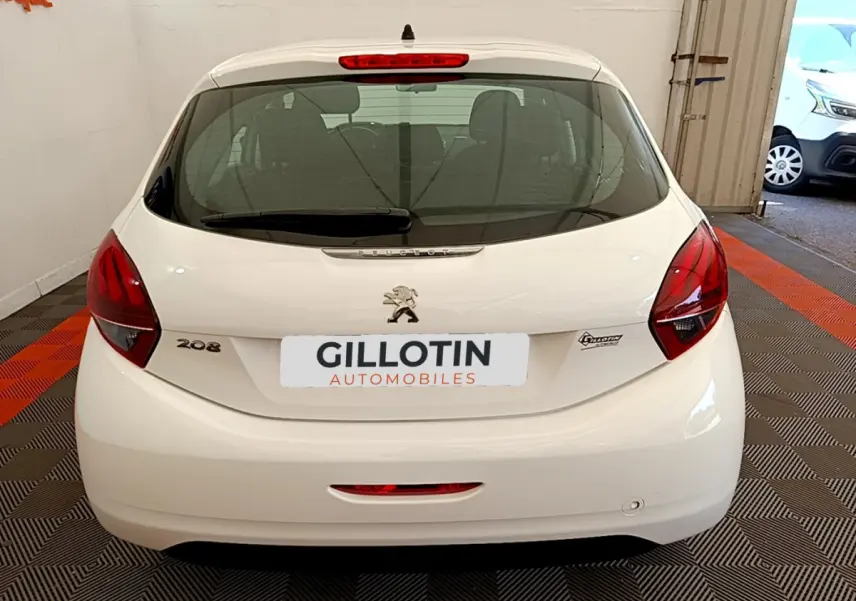 Vue arrière d'une Peugeot 208 blanche Puretech 82 Signature 2019 avec feux rouges et logo lion visible