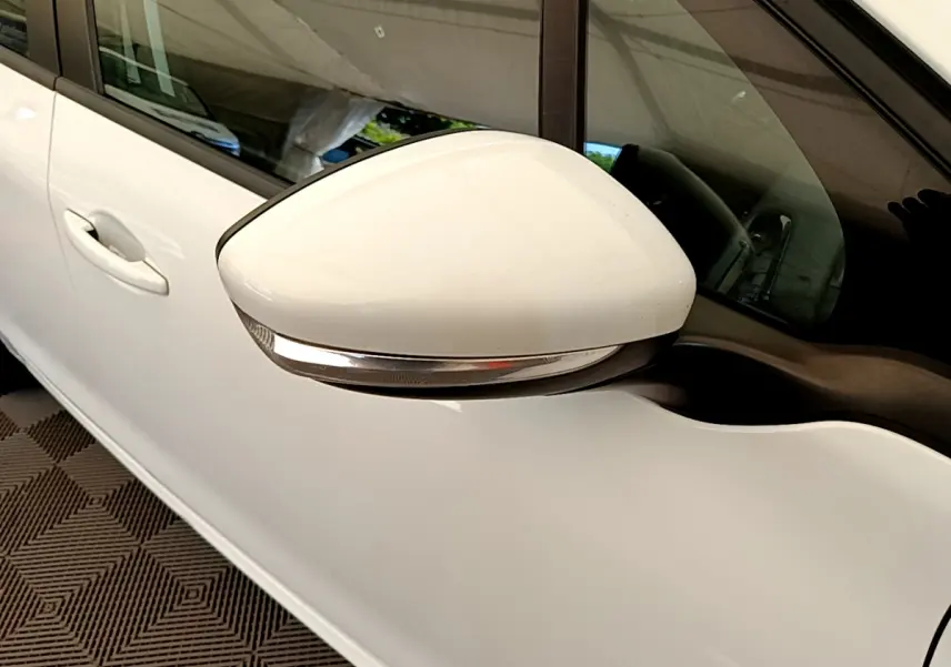 Rétroviseur droit blanc de Peugeot 208 Puretech 82 Signature 2019, vue rapprochée côté conducteur.