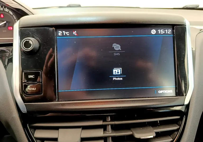 Écran tactile central noir du tableau de bord de la Peugeot 208 Puretech 82 Signature 2019.