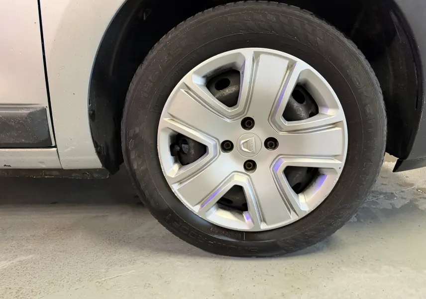 Vue rapprochée sur la roue arrière droite d'un Dacia Dokker gris 2019 avec passage de roue noir.