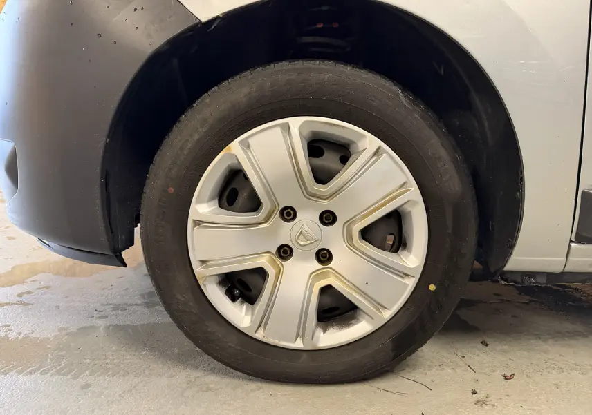 Gros plan sur la roue avant gauche grise du Dacia Dokker 2019 avec enjoliveur et logo central visible.