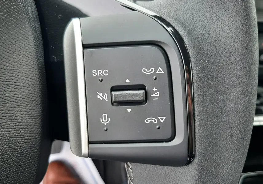 Gros plan sur les commandes multifonctions du volant en cuir gris d'une Citroën C3 Aircross hybride 2025.