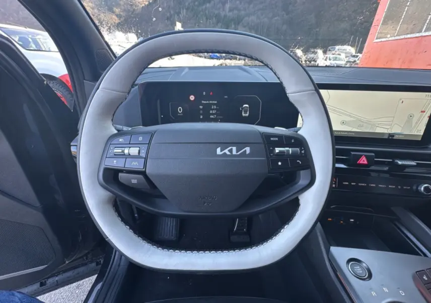 Vue intérieure centrée sur le volant cuir bicolore et le tableau de bord numérique du Kia Sportage 2026.