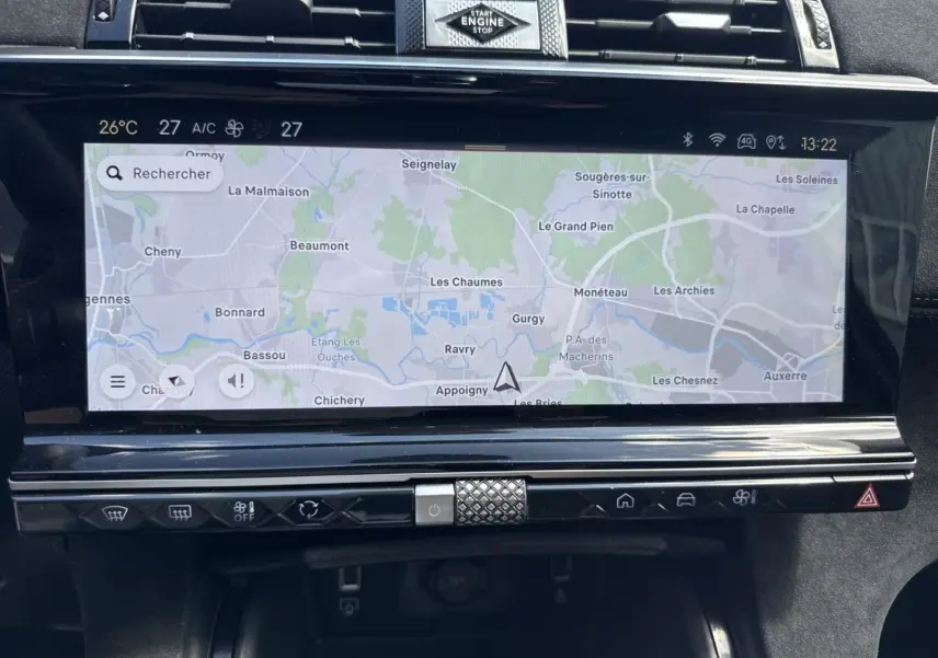 Vue rapprochée de l'écran tactile central du DS7 Vol de Nuit affichant une carte GPS avec commandes climatisation en dessous.