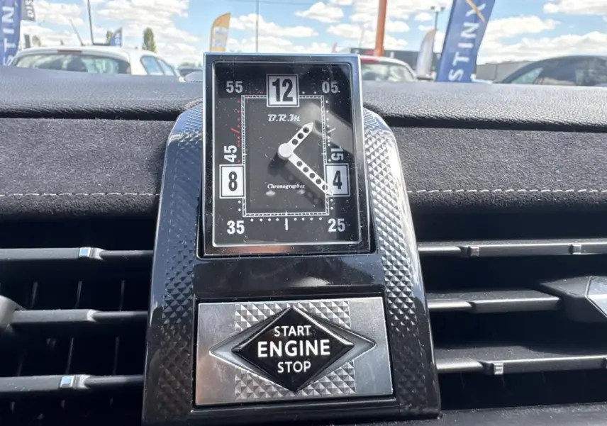 Gros plan sur l'horloge BRM et le bouton Start Engine Stop, tableau de bord en Alcantara noir du DS7 Vol de Nuit.