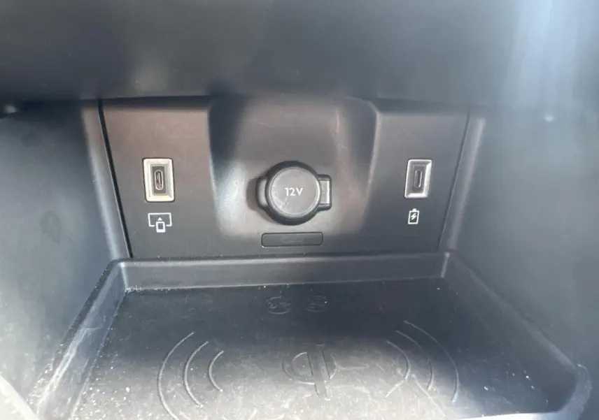 Gros plan sur la console centrale du DS7 1.5 BlueHDi 130ch Pallas 2025 montrant prises USB, prise 12V et zone de recharge sans fil.