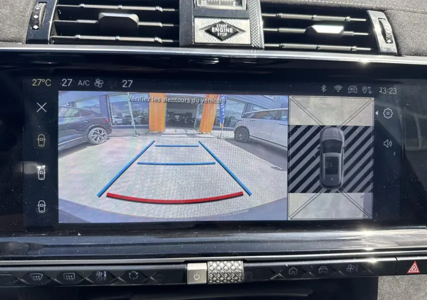 Écran tactile intérieur montrant la caméra de recul et vue 360° du DS7 Vol de Nuit, avec guidage de stationnement.